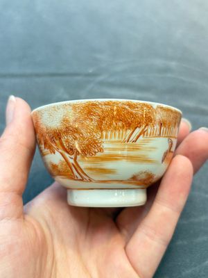 A Chinese iron-red-decorated 'Deer Hunting' bowl and two cups, Qianlong — photo 3