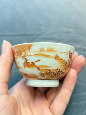 A Chinese iron-red-decorated 'Deer Hunting' bowl and two cups, Qianlong — photo 4