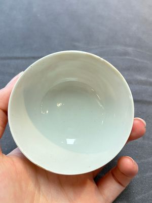 A Chinese iron-red-decorated 'Deer Hunting' bowl and two cups, Qianlong — photo 5