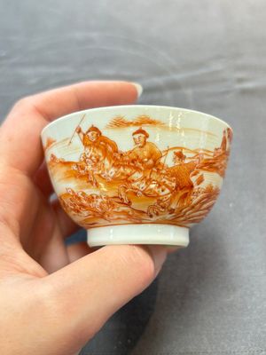 A Chinese iron-red-decorated 'Deer Hunting' bowl and two cups, Qianlong — photo 7