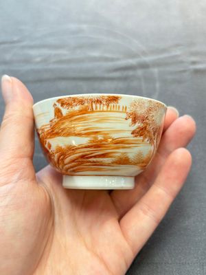 A Chinese iron-red-decorated 'Deer Hunting' bowl and two cups, Qianlong — photo 8