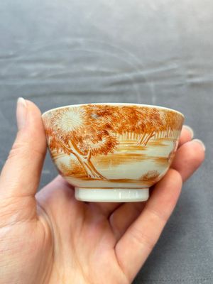 A Chinese iron-red-decorated 'Deer Hunting' bowl and two cups, Qianlong — photo 9