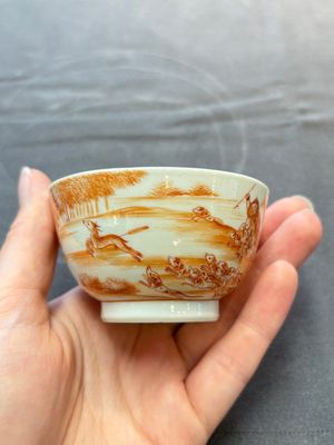 A Chinese iron-red-decorated 'Deer Hunting' bowl and two cups, Qianlong — photo 10