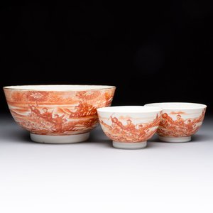 A Chinese iron-red-decorated 'Deer Hunting' bowl and two cups, Qianlong — photo 1