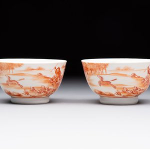A Chinese iron-red-decorated 'Deer Hunting' bowl and two cups, Qianlong — photo 11