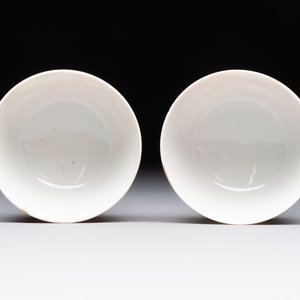A Chinese iron-red-decorated 'Deer Hunting' bowl and two cups, Qianlong — photo 12