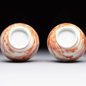 A Chinese iron-red-decorated 'Deer Hunting' bowl and two cups, Qianlong — photo 13