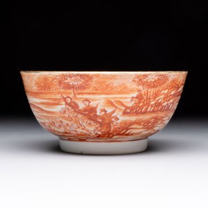 A Chinese iron-red-decorated 'Deer Hunting' bowl and two cups, Qianlong — photo 2