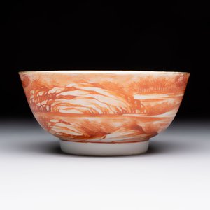 A Chinese iron-red-decorated 'Deer Hunting' bowl and two cups, Qianlong — photo 3