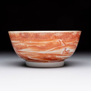 A Chinese iron-red-decorated 'Deer Hunting' bowl and two cups, Qianlong — photo 4