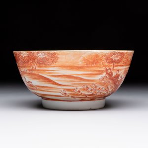 A Chinese iron-red-decorated 'Deer Hunting' bowl and two cups, Qianlong — photo 5