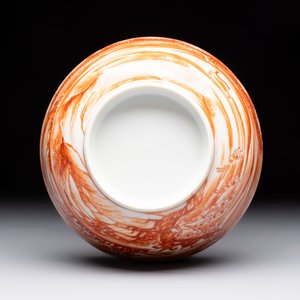 A Chinese iron-red-decorated 'Deer Hunting' bowl and two cups, Qianlong — photo 7