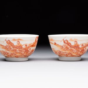 A Chinese iron-red-decorated 'Deer Hunting' bowl and two cups, Qianlong — photo 8