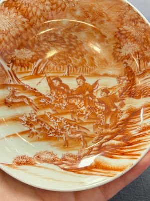 A Chinese iron-red-decorated 'Deer Hunting' cup and saucer, Qianlong — photo 6