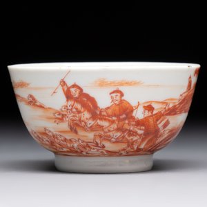 A Chinese iron-red-decorated 'Deer Hunting' cup and saucer, Qianlong — photo 4