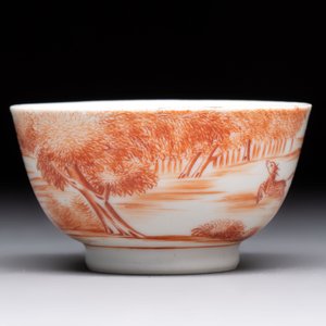 A Chinese iron-red-decorated 'Deer Hunting' cup and saucer, Qianlong — photo 6