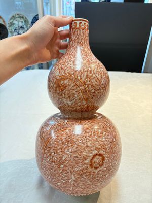 A Chinese iron-red-decorated 'dragon and phoenix' double-gourd vase, Qianlong mark, Republic — photo 3