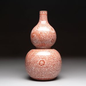 A Chinese iron-red-decorated 'dragon and phoenix' double-gourd vase, Qianlong mark, Republic — photo 2