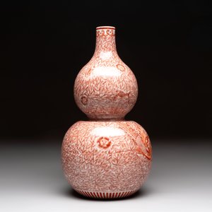 A Chinese iron-red-decorated 'dragon and phoenix' double-gourd vase, Qianlong mark, Republic — photo 3