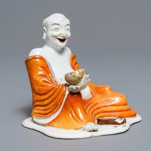 A Chinese iron red decorated figure of a Luohan, Qianlong — 照片 1
