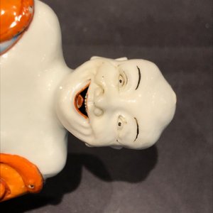 A Chinese iron red decorated figure of a Luohan, Qianlong — 照片 21