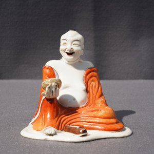 A Chinese iron red decorated figure of a Luohan, Qianlong — 照片 10
