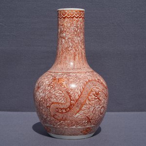 A Chinese iron red 'dragon and phoenix' bottle vase, 19th C. — 照片 7
