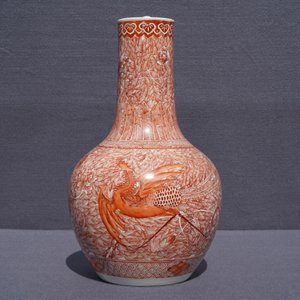 A Chinese iron red 'dragon and phoenix' bottle vase, 19th C. — 照片 8