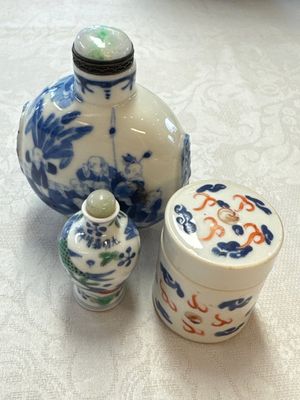 A Chinese iron-red 'Dragon' covered box, a blue and white '100 Boys' and a famille verte 'Fish' snuff bottle, Shunzhi mark, 19th C. — photo 1