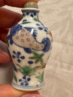 A Chinese iron-red 'Dragon' covered box, a blue and white '100 Boys' and a famille verte 'Fish' snuff bottle, Shunzhi mark, 19th C. — photo 10