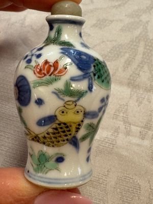 A Chinese iron-red 'Dragon' covered box, a blue and white '100 Boys' and a famille verte 'Fish' snuff bottle, Shunzhi mark, 19th C. — photo 11