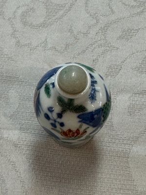 A Chinese iron-red 'Dragon' covered box, a blue and white '100 Boys' and a famille verte 'Fish' snuff bottle, Shunzhi mark, 19th C. — photo 12