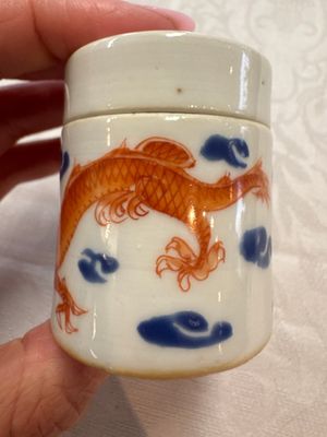 A Chinese iron-red 'Dragon' covered box, a blue and white '100 Boys' and a famille verte 'Fish' snuff bottle, Shunzhi mark, 19th C. — photo 17