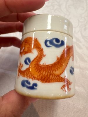 A Chinese iron-red 'Dragon' covered box, a blue and white '100 Boys' and a famille verte 'Fish' snuff bottle, Shunzhi mark, 19th C. — photo 18
