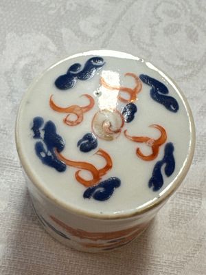 A Chinese iron-red 'Dragon' covered box, a blue and white '100 Boys' and a famille verte 'Fish' snuff bottle, Shunzhi mark, 19th C. — photo 19