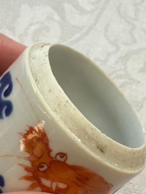 A Chinese iron-red 'Dragon' covered box, a blue and white '100 Boys' and a famille verte 'Fish' snuff bottle, Shunzhi mark, 19th C. — photo 20