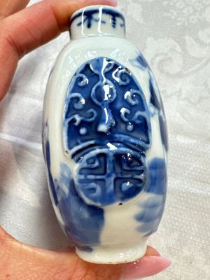 A Chinese iron-red 'Dragon' covered box, a blue and white '100 Boys' and a famille verte 'Fish' snuff bottle, Shunzhi mark, 19th C. — photo 2