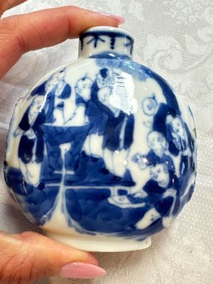 A Chinese iron-red 'Dragon' covered box, a blue and white '100 Boys' and a famille verte 'Fish' snuff bottle, Shunzhi mark, 19th C. — photo 3