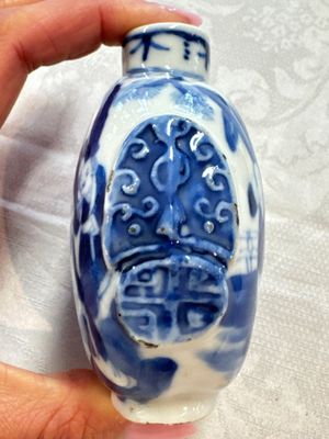 A Chinese iron-red 'Dragon' covered box, a blue and white '100 Boys' and a famille verte 'Fish' snuff bottle, Shunzhi mark, 19th C. — photo 4