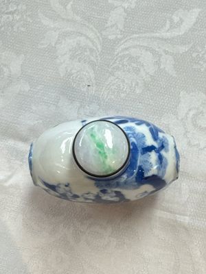 A Chinese iron-red 'Dragon' covered box, a blue and white '100 Boys' and a famille verte 'Fish' snuff bottle, Shunzhi mark, 19th C. — photo 5