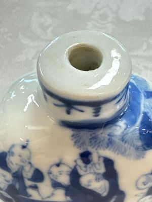 A Chinese iron-red 'Dragon' covered box, a blue and white '100 Boys' and a famille verte 'Fish' snuff bottle, Shunzhi mark, 19th C. — photo 7