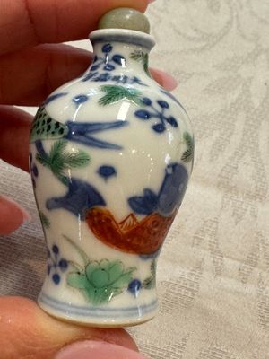 A Chinese iron-red 'Dragon' covered box, a blue and white '100 Boys' and a famille verte 'Fish' snuff bottle, Shunzhi mark, 19th C. — photo 9