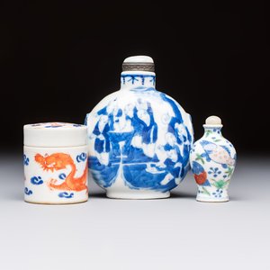A Chinese iron-red 'Dragon' covered box, a blue and white '100 Boys' and a famille verte 'Fish' snuff bottle, Shunzhi mark, 19th C. — photo 1
