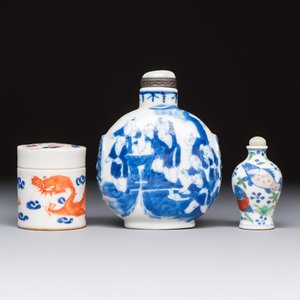 A Chinese iron-red 'Dragon' covered box, a blue and white '100 Boys' and a famille verte 'Fish' snuff bottle, Shunzhi mark, 19th C. — photo 2
