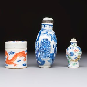 A Chinese iron-red 'Dragon' covered box, a blue and white '100 Boys' and a famille verte 'Fish' snuff bottle, Shunzhi mark, 19th C. — photo 3