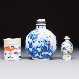 A Chinese iron-red 'Dragon' covered box, a blue and white '100 Boys' and a famille verte 'Fish' snuff bottle, Shunzhi mark, 19th C. — photo 4