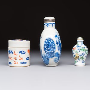 A Chinese iron-red 'Dragon' covered box, a blue and white '100 Boys' and a famille verte 'Fish' snuff bottle, Shunzhi mark, 19th C. — photo 5
