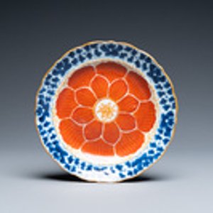 A Chinese iron-red, gilt and blue and white covered bowl on stand, 19th C. — 照片 2