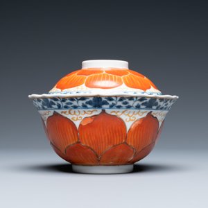 A Chinese iron-red, gilt and blue and white covered bowl on stand, 19th C. — 照片 6