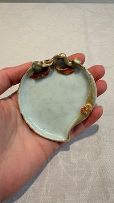 A Chinese iron-red gilt-decorated celadon-glazed peach-shaped brushwasher, 18th C. — photo 1